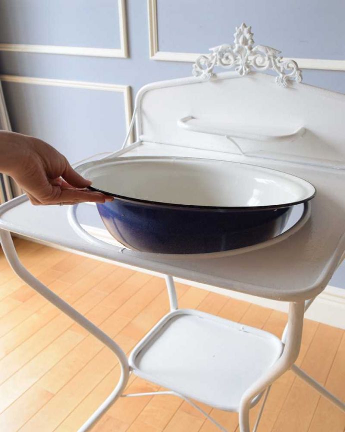 ガーデニング家具　アンティーク家具　屋外でも使えるアンティーク家具、ガーデニングにウォッシュスタンド（ホワイト） 。取り外しもOK洗面ボウルは取り外せるので、お手入れもラクで使いやすいんです。(d-1345-f)