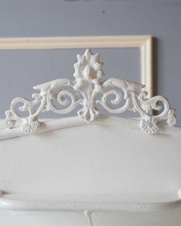 ガーデニング家具　アンティーク家具　屋外でも使えるアンティーク家具、ガーデニングにウォッシュスタンド（ホワイト） 。美しい飾りがポイント。(d-1345-f)