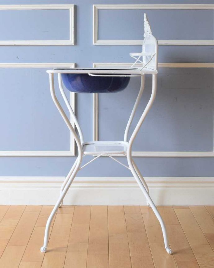 ガーデニング家具　アンティーク家具　屋外でも使えるアンティーク家具、ガーデニングにウォッシュスタンド（ホワイト） 。横から見てもキレイですもちろん、横顔だってキレイ！どこから見ても絵になります。(d-1345-f)