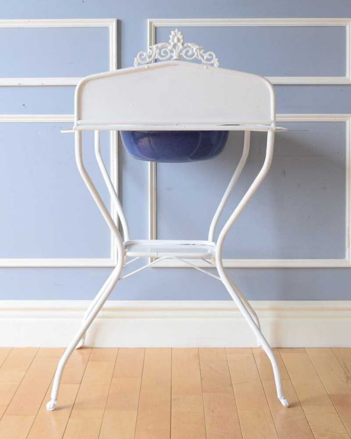 ガーデニング家具　アンティーク家具　屋外でも使えるアンティーク家具、ガーデニングにウォッシュスタンド（ホワイト） 。後ろ姿も見て下さい。(d-1345-f)