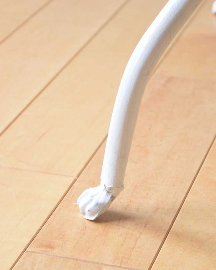 ガーデニング家具　アンティーク家具　屋外でも使えるアンティーク家具、ガーデニングにウォッシュスタンド（ホワイト） 。女性1人でラクラク運べちゃう仕掛けHandleのアンティークは、脚の裏にフェルトキーパーをお付けしています。(d-1345-f)