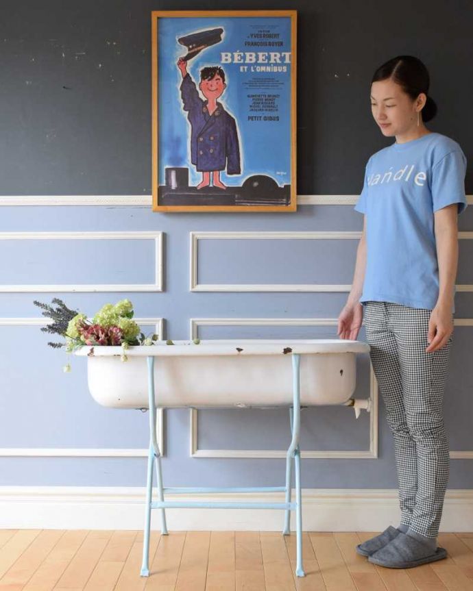 ガーデニング家具　アンティーク家具　フランスでやっと見つけたパステルカラーの脚が可愛い、アンティークのベビーバス。大切な赤ちゃんのために作られたバスタブ今はプラスチックのものが当たり前のベビーバスも昔はこんなに立派な素材で作られていました。(d-1346-f)