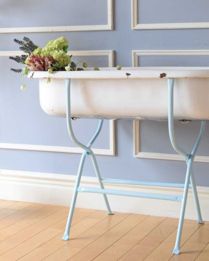 ガーデニング家具　アンティーク家具　フランスでやっと見つけたパステルカラーの脚が可愛い、アンティークのベビーバス。見た目の可愛らしさにうっとり時代を経ていろんな用途で使われているベビーバス。(d-1346-f)