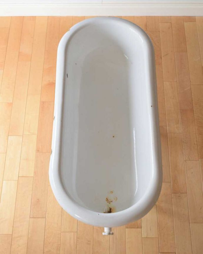 ガーデニング家具　アンティーク家具　フランスでやっと見つけたパステルカラーの脚が可愛い、アンティークのベビーバス。見た目だけじゃないんですちゃんと使えるものをお届け出来るように、買い付けの時から排水口の水が止まるものを選んできました。(d-1346-f)