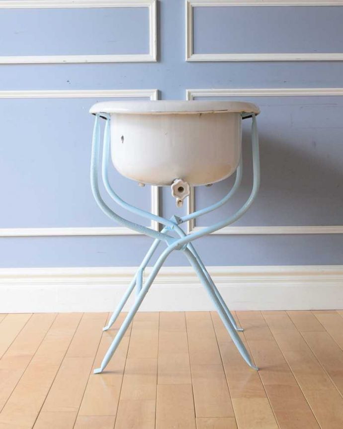 ガーデニング家具　アンティーク家具　フランスでやっと見つけたパステルカラーの脚が可愛い、アンティークのベビーバス。横から見ると･･･横から見ても可愛いデザイン。(d-1346-f)