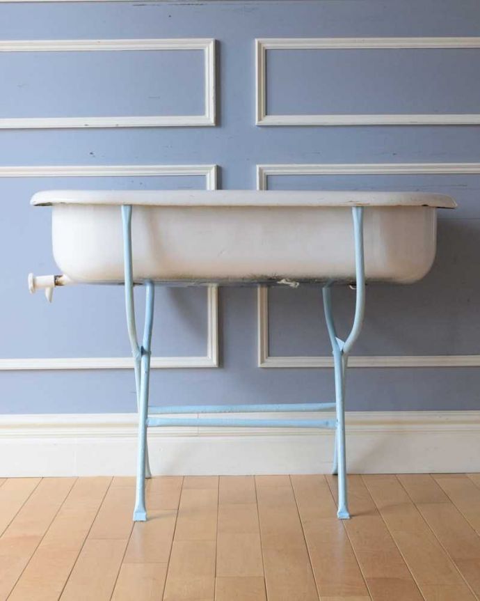 ガーデニング家具　アンティーク家具　フランスでやっと見つけたパステルカラーの脚が可愛い、アンティークのベビーバス。反対側も見て下さい。(d-1346-f)