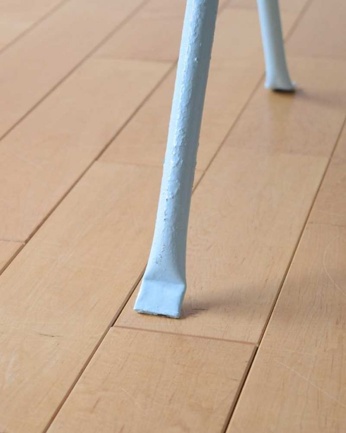 ガーデニング家具　アンティーク家具　フランスでやっと見つけたパステルカラーの脚が可愛い、アンティークのベビーバス。可愛い脚でしっかり支えますアイアンの可愛い脚。(d-1346-f)