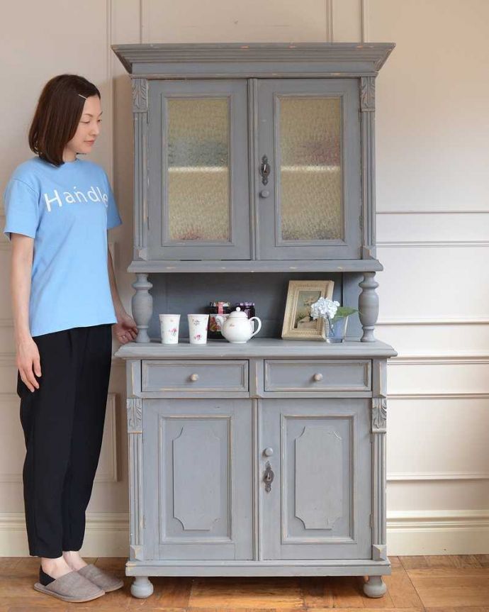 アンティークのキャビネット　アンティーク家具　アンティークのペイント家具、フランスの素敵なカップボード（食器棚）。フレンチ気分たっぷりの憧れキャビネットフランスらしいペイントのガラスキャビネット。(d-1347-f)