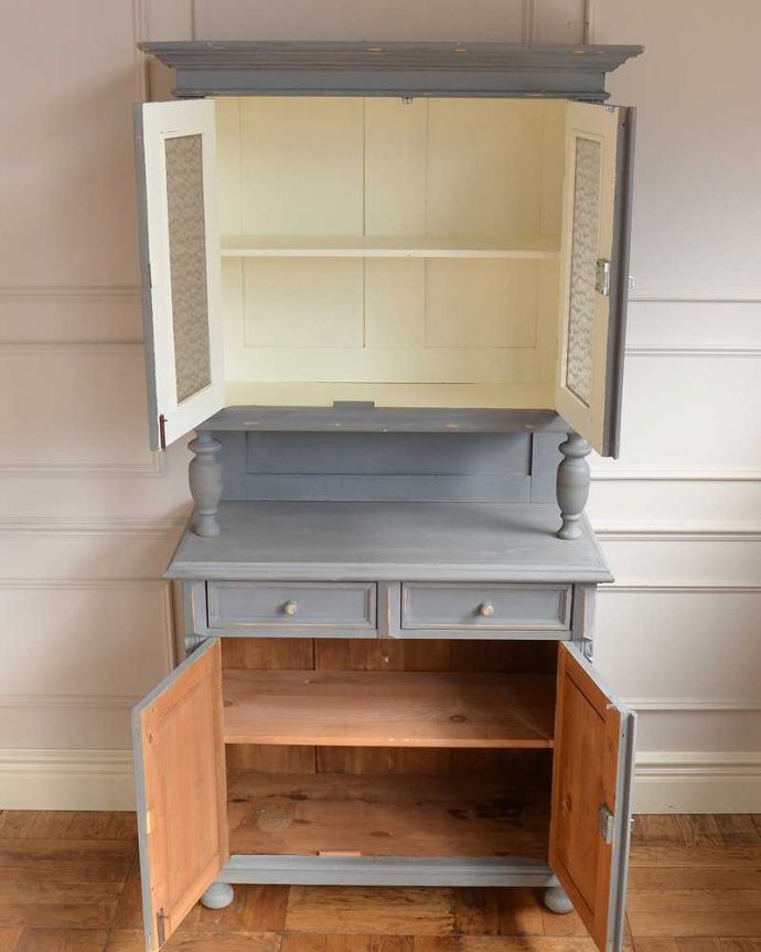 アンティークのキャビネット　アンティーク家具　アンティークのペイント家具、フランスの素敵なカップボード（食器棚）。扉を開けると･･･中もこんな感じで専門の職人がキレイに修復しました。(d-1347-f)