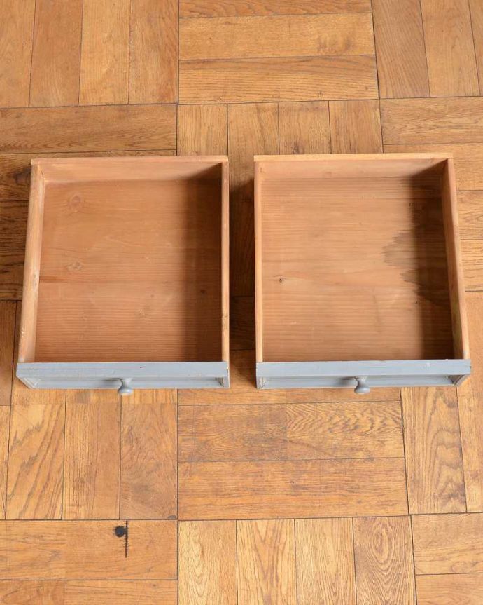 アンティークのキャビネット　アンティーク家具　アンティークのペイント家具、フランスの素敵なカップボード（食器棚）。もちろん、引き出しもキレイです！引き出しの中も専門の職人が修復したのでキレイです。(d-1347-f)