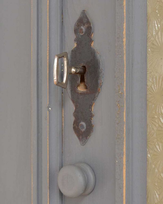 アンティークのキャビネット　アンティーク家具　アンティークのペイント家具、フランスの素敵なカップボード（食器棚）。カギも使えるんですまるでおとぎ話に出てくるみたいに、アンティークの鍵が使えるんです。(d-1347-f)