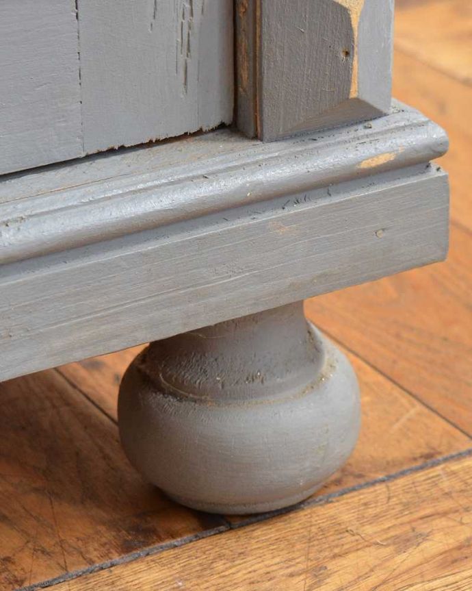 アンティークのキャビネット　アンティーク家具　アンティークのペイント家具、フランスの素敵なカップボード（食器棚）。女性１人でも運べちゃうんですHandleのアンティークは、脚の裏にフェルトキーパーをお付けしています。(d-1347-f)