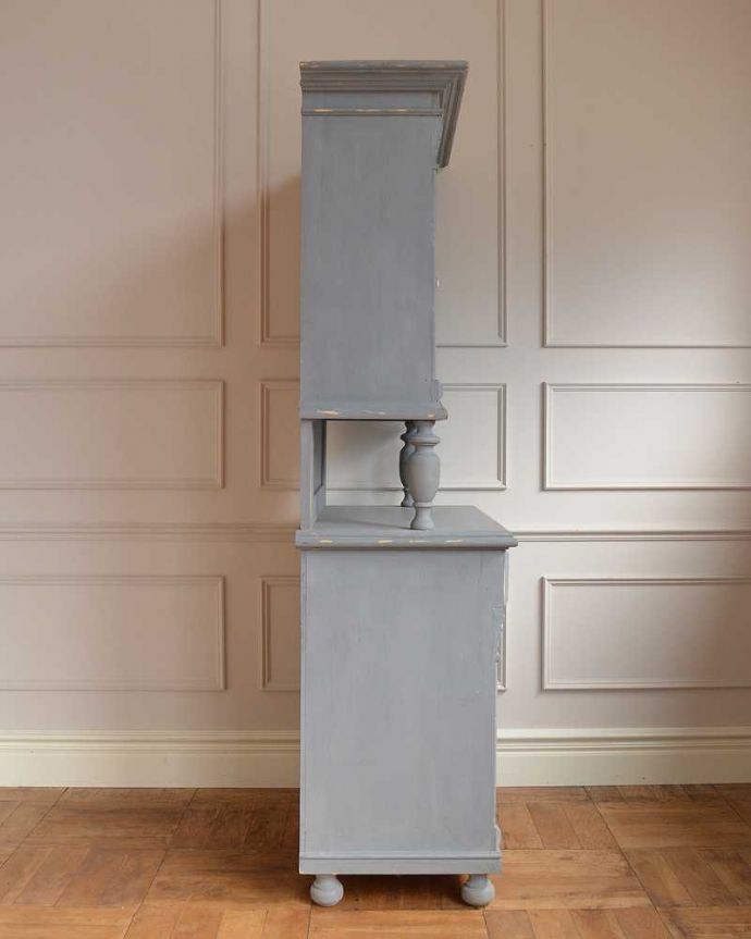 アンティークのキャビネット　アンティーク家具　アンティークのペイント家具、フランスの素敵なカップボード（食器棚）。もちろん、横顔もキレイ横から見てみるとこんな感じです。(d-1347-f)