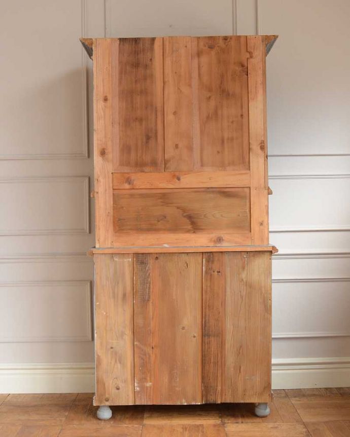 アンティークのキャビネット　アンティーク家具　アンティークのペイント家具、フランスの素敵なカップボード（食器棚）。後ろ姿はこんな感じアンティークは新品ではないので、経年変化によるキズはありますが、専門の職人がキレイにお直しをしているので、後ろ姿もキレイです。(d-1347-f)
