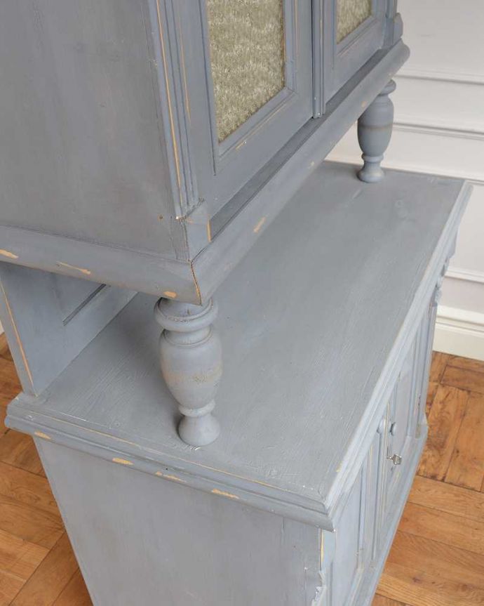 アンティークのキャビネット　アンティーク家具　アンティークのペイント家具、フランスの素敵なカップボード（食器棚）。オープンカウンターがあると便利カウンターには、よく使うペンや携帯など置けて便利です。(d-1347-f)