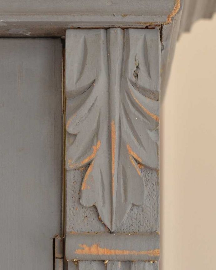 アンティークのキャビネット　アンティーク家具　アンティークのペイント家具、フランスの素敵なカップボード（食器棚）。やっぱりココがフランスらしい美しい彫にうっとり･･･ポイントポイントの装飾がキレイです。(d-1347-f)