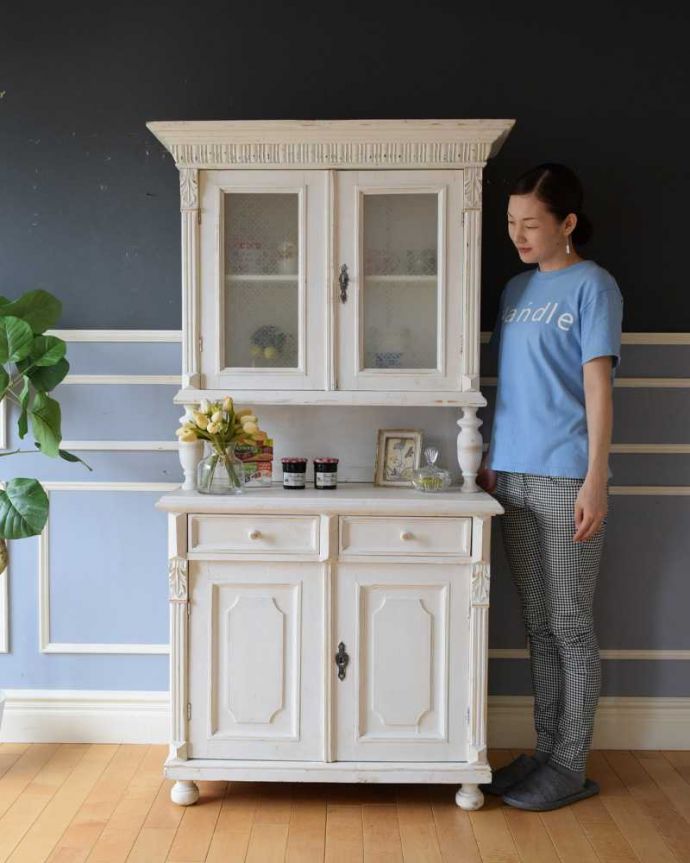 アンティークのキャビネット　アンティーク家具　アンティークのフレンチ家具、ペイント仕上げのカップボード（食器棚）。フレンチ気分たっぷりの憧れキャビネットフランスらしいペイントのガラスキャビネット。(d-1348-f)