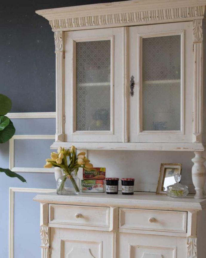 アンティークのキャビネット　アンティーク家具　アンティークのフレンチ家具、ペイント仕上げのカップボード（食器棚）。ガラス越しに中をのぞいてみると･･･昔、作られたアンティークのガラスは今のものと違ってゆらめきがあります。(d-1348-f)