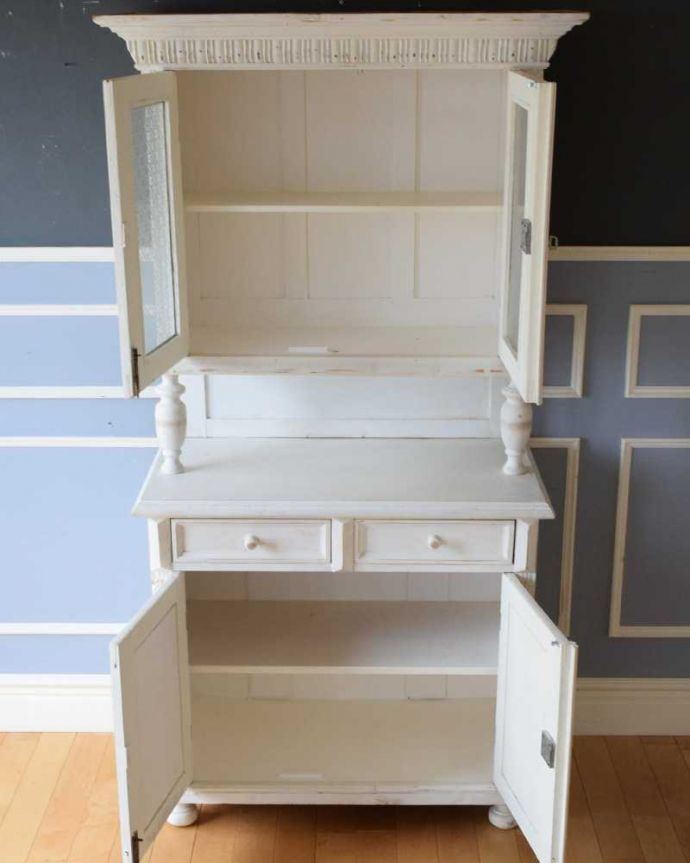 アンティークのキャビネット　アンティーク家具　アンティークのフレンチ家具、ペイント仕上げのカップボード（食器棚）。扉を開けると･･･中もこんな感じで専門の職人がキレイに修復しました。(d-1348-f)