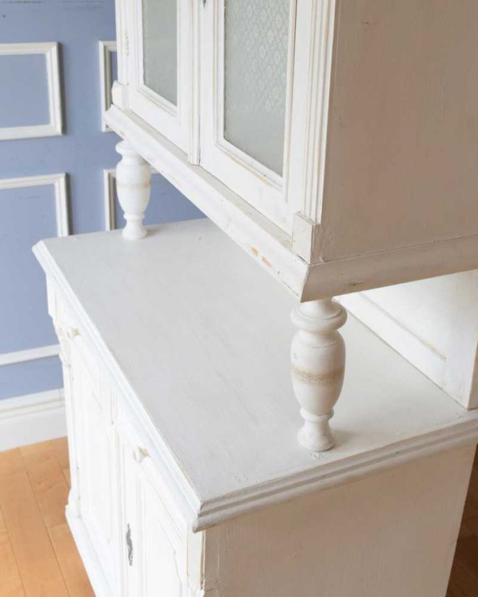 アンティークのキャビネット　アンティーク家具　アンティークのフレンチ家具、ペイント仕上げのカップボード（食器棚）。オープンカウンターがあると便利カウンターには、よく使うペンや携帯など置けて便利です。(d-1348-f)