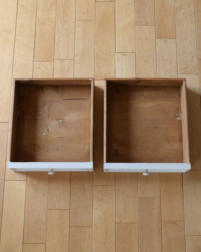 アンティークのキャビネット　アンティーク家具　アンティークのフレンチ家具、ペイント仕上げのカップボード（食器棚）。もちろん、引き出しもキレイです！引き出しの中も専門の職人が修復したのでキレイです。(d-1348-f)