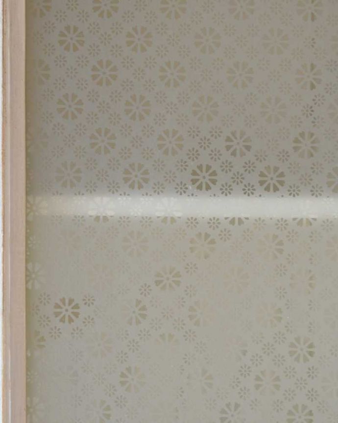 アンティークのキャビネット　アンティーク家具　アンティークのフレンチ家具、ペイント仕上げのカップボード（食器棚）。キレイに残っていてくれましたすりガラスの中にたくさんのお花が咲いています。(d-1348-f)