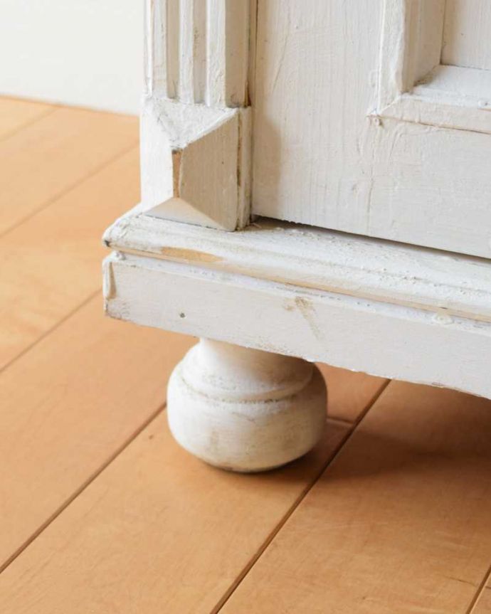 アンティークのキャビネット　アンティーク家具　アンティークのフレンチ家具、ペイント仕上げのカップボード（食器棚）。女性１人でも運べちゃうんですHandleのアンティークは、脚の裏にフェルトキーパーをお付けしています。(d-1348-f)