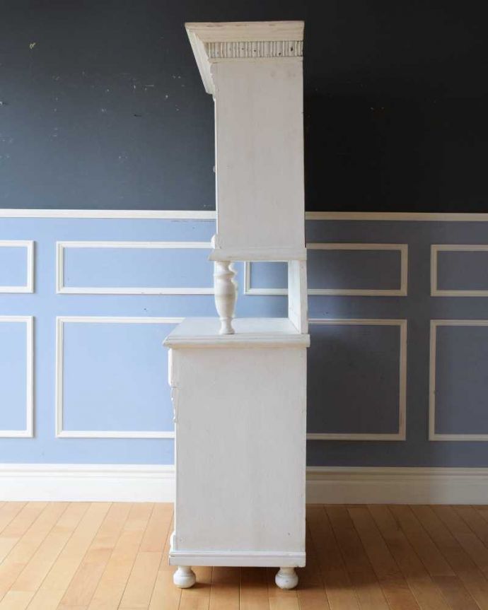 アンティークのキャビネット　アンティーク家具　アンティークのフレンチ家具、ペイント仕上げのカップボード（食器棚）。もちろん、横顔もキレイ横から見てみるとこんな感じです。(d-1348-f)