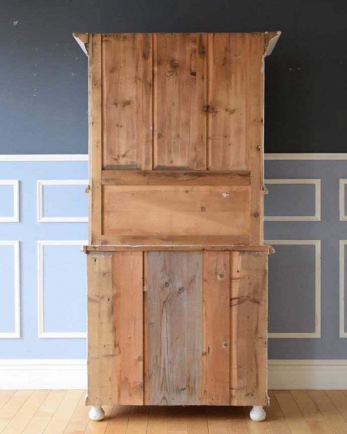 アンティークのキャビネット　アンティーク家具　アンティークのフレンチ家具、ペイント仕上げのカップボード（食器棚）。後ろ姿はこんな感じアンティークは新品ではないので、経年変化によるキズはありますが、専門の職人がキレイにお直しをしているので、後ろ姿もキレイです。(d-1348-f)