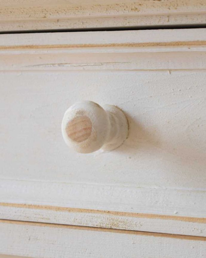 アンティークのキャビネット　アンティーク家具　アンティークのフレンチ家具、ペイント仕上げのカップボード（食器棚）。アンティークらしい取っ手アンティークらしく上品な取っ手。(d-1348-f)