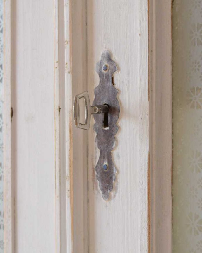 アンティークのキャビネット　アンティーク家具　アンティークのフレンチ家具、ペイント仕上げのカップボード（食器棚）。カギも使えるんですまるでおとぎ話に出てくるみたいに、アンティークの鍵が使えるんです。(d-1348-f)