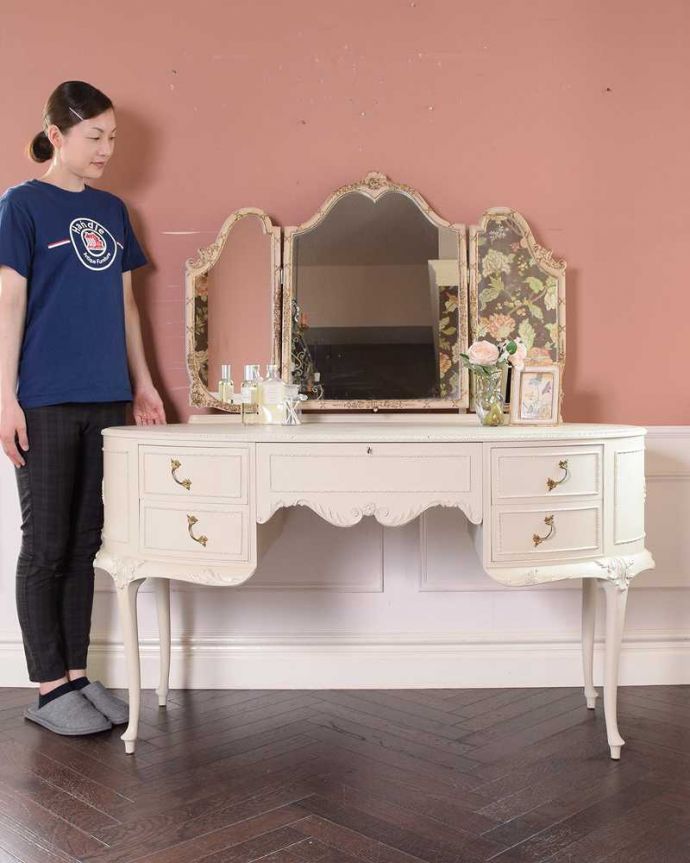 アンティークのドレッサー　アンティーク家具　アンティークのフレンチインテリア、白いフェミニンな三面鏡ドレッサー（ドレッシングチェスト）。いつでもお姫様気分。(d-1349-f)