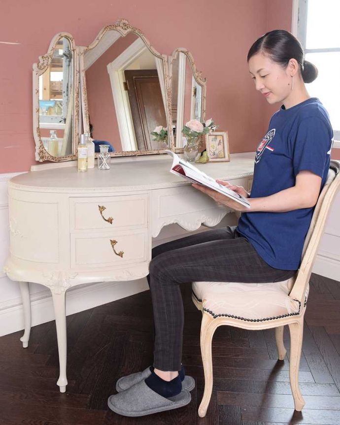 アンティークのドレッサー　アンティーク家具　アンティークのフレンチインテリア、白いフェミニンな三面鏡ドレッサー（ドレッシングチェスト）。座るだけで女子力をUPさせてくれます鏡の前に座るだけで、一瞬でお姫様気分にしてくれる美しいドレッシングチェスト。(d-1349-f)