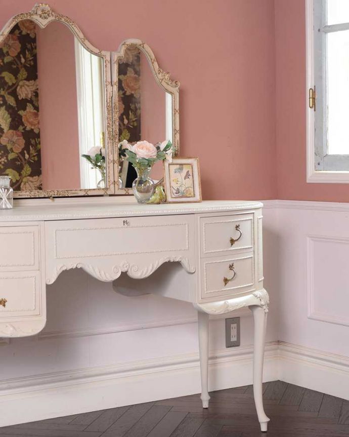 アンティークのドレッサー　アンティーク家具　アンティークのフレンチインテリア、白いフェミニンな三面鏡ドレッサー（ドレッシングチェスト）。自分だけのヒミツを収納引き出しもたくさんあるから収納としても便利な家具。(d-1349-f)