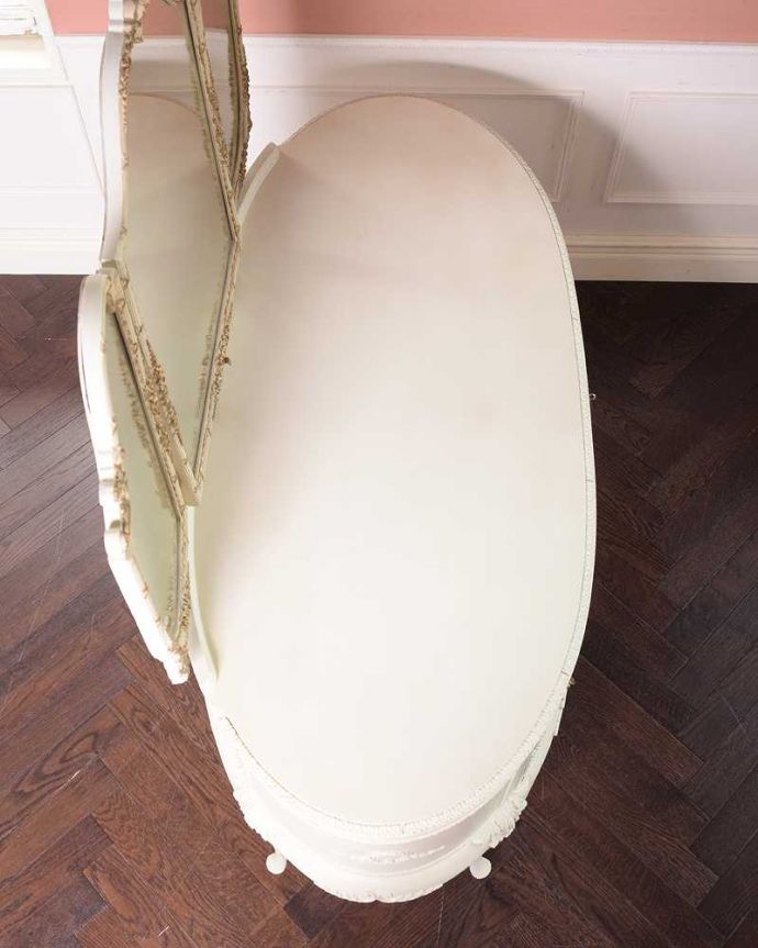 アンティークのドレッサー　アンティーク家具　アンティークのフレンチインテリア、白いフェミニンな三面鏡ドレッサー（ドレッシングチェスト）。天板の形も美しい上から見るとこんな形です。(d-1349-f)