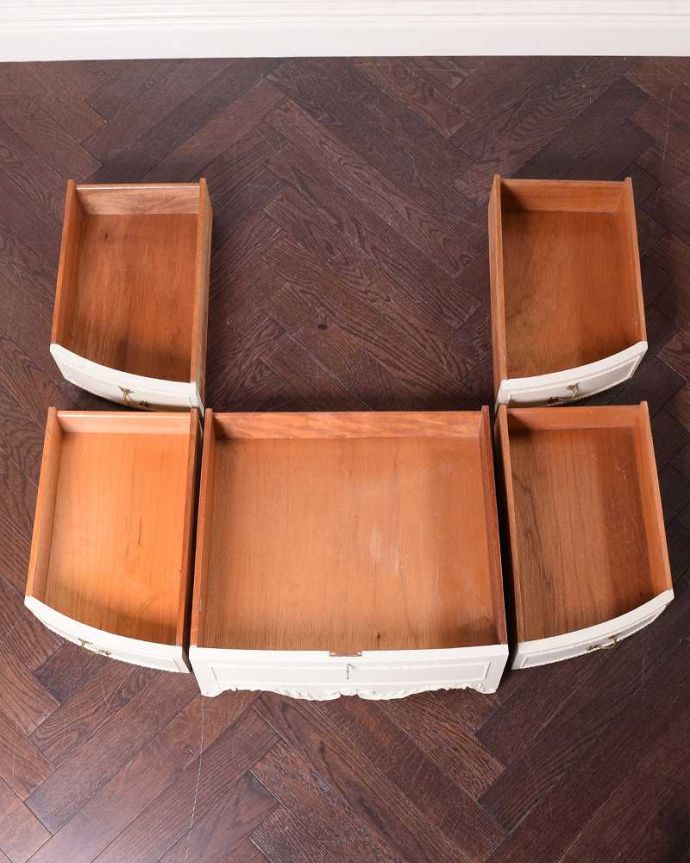 アンティークのドレッサー　アンティーク家具　アンティークのフレンチインテリア、白いフェミニンな三面鏡ドレッサー（ドレッシングチェスト）。引き出しの中もキレイに修復しました何も入れてもいいように職人がキレイにお直しした引き出しなので、中もキレイです。(d-1349-f)