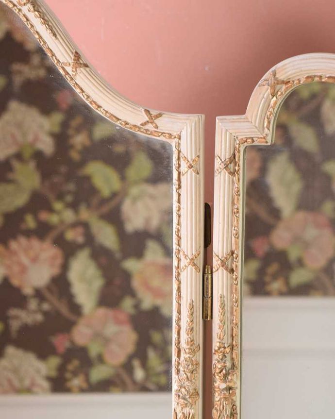 アンティークのドレッサー　アンティーク家具　アンティークのフレンチインテリア、白いフェミニンな三面鏡ドレッサー（ドレッシングチェスト）。ご希望の方には新しいミラーコンディションのいいミラーですが、ご希望の方には新しいミラーに交換してお届けします（別途見積もり）ご注文の際、ご連絡下さい。(d-1349-f)