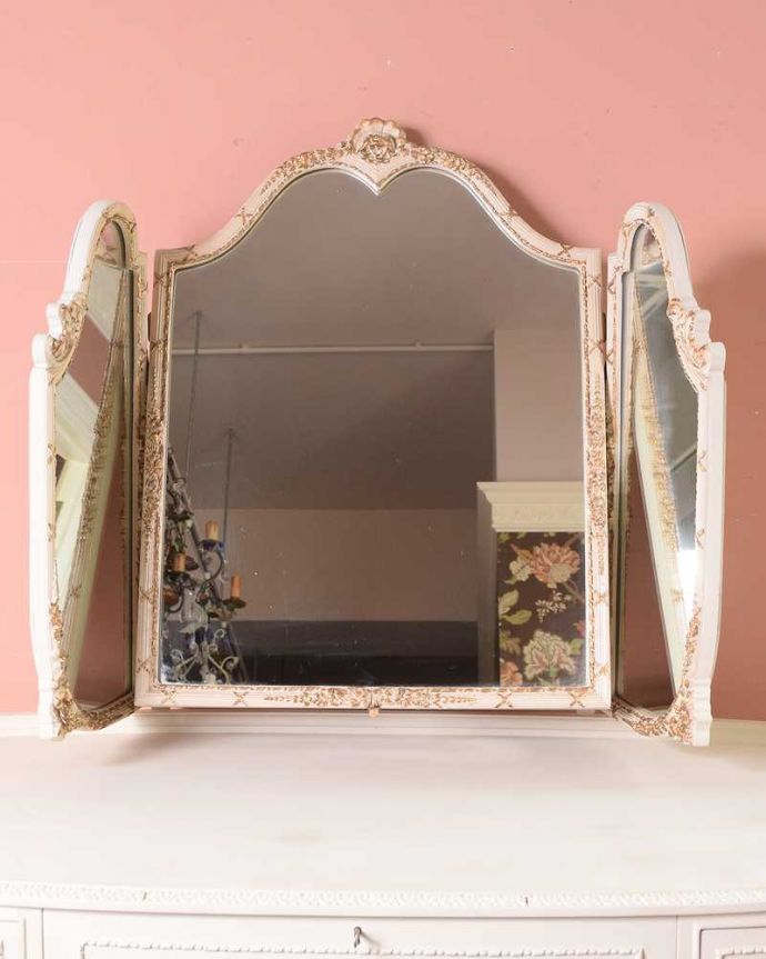 アンティークのドレッサー　アンティーク家具　アンティークのフレンチインテリア、白いフェミニンな三面鏡ドレッサー（ドレッシングチェスト）。女子が喜ぶ三面鏡！大きく、美しいカッティングのミラーです。(d-1349-f)