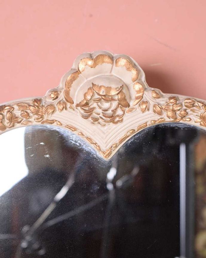 アンティークのドレッサー　アンティーク家具　アンティークのフレンチインテリア、白いフェミニンな三面鏡ドレッサー（ドレッシングチェスト）。一瞬でお姫様気分にしてくれますトップの女性らしいお花が身支度する時間を特別なものにしてくれます。(d-1349-f)