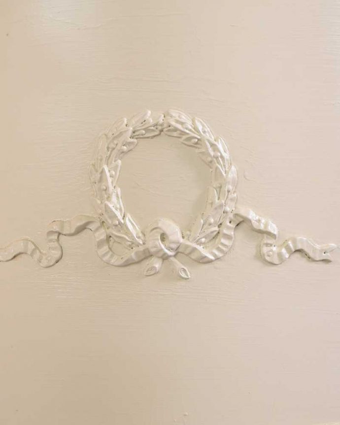 アンティークのドレッサー　アンティーク家具　アンティークのフレンチインテリア、白いフェミニンな三面鏡ドレッサー（ドレッシングチェスト）。横顔のポイント横にも女性らしい彫り。(d-1349-f)