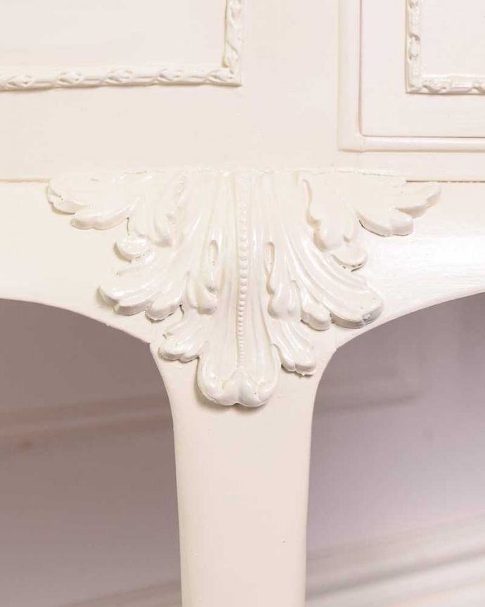 アンティークのドレッサー　アンティーク家具　アンティークのフレンチインテリア、白いフェミニンな三面鏡ドレッサー（ドレッシングチェスト）。いろんな場所にこだわり彫のデザインもいろいろです。(d-1349-f)