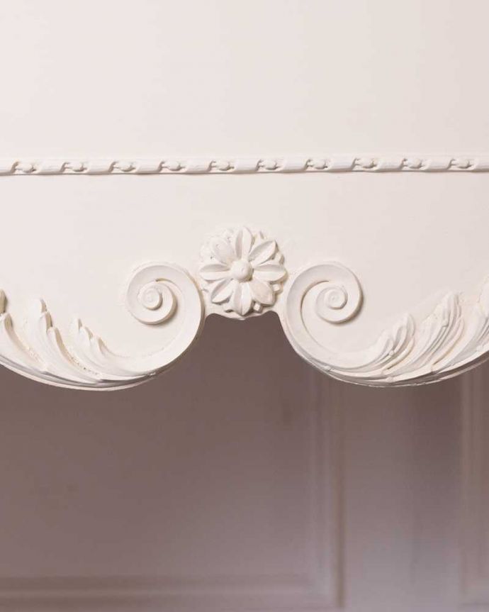 アンティークのドレッサー　アンティーク家具　アンティークのフレンチインテリア、白いフェミニンな三面鏡ドレッサー（ドレッシングチェスト）。フランスらしく美しい彫見ているだけで優雅な気分になっちゃう彫。(d-1349-f)