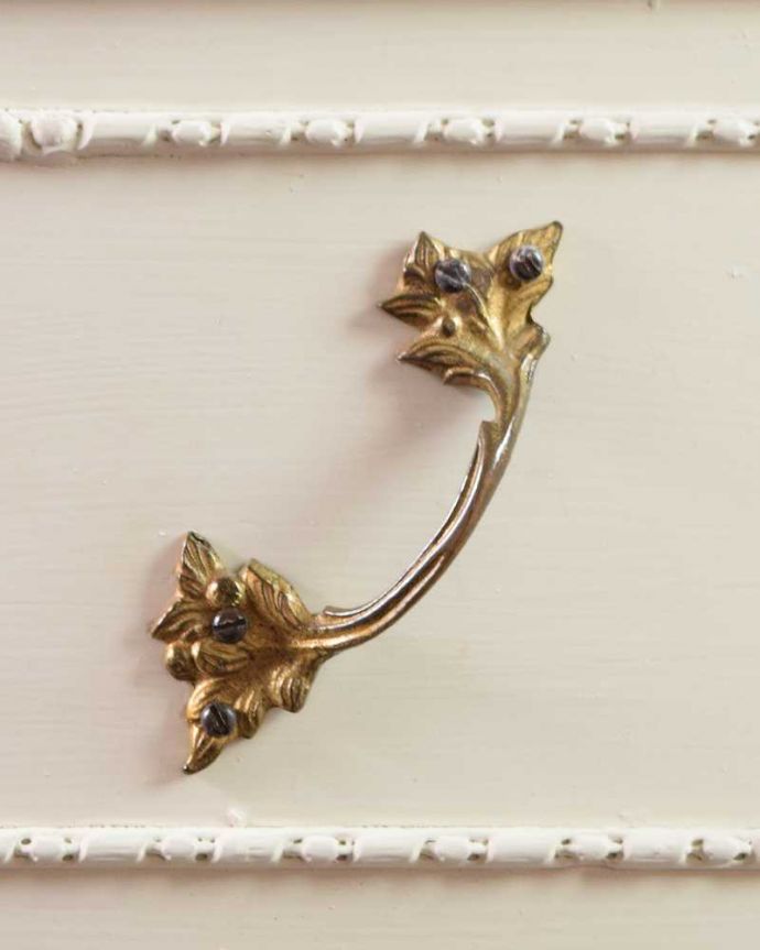 アンティークのドレッサー　アンティーク家具　アンティークのフレンチインテリア、白いフェミニンな三面鏡ドレッサー（ドレッシングチェスト）。取っ手のデザインも優雅こんな小さなパーツにもこだわっているところがアンティーク家具のよさです。(d-1349-f)