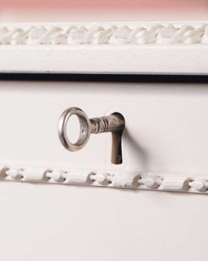 アンティークのドレッサー　アンティーク家具　アンティークのフレンチインテリア、白いフェミニンな三面鏡ドレッサー（ドレッシングチェスト）。引き出しを開ける度にワクワク鍵が取っ手になっているので、中を開ける度にまるで宝箱を開ける気分です。(d-1349-f)