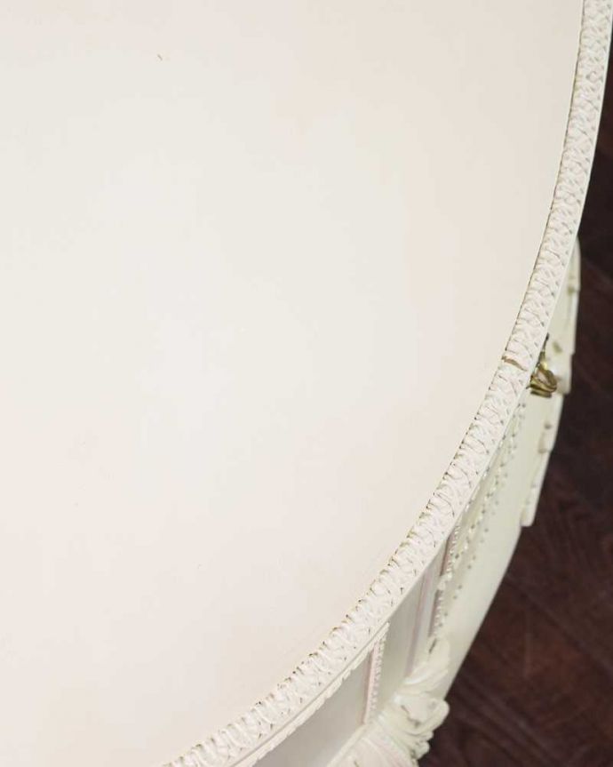 アンティークのドレッサー　アンティーク家具　アンティークのフレンチインテリア、白いフェミニンな三面鏡ドレッサー（ドレッシングチェスト）。近くで見ると…近づいてみると、ピッカピカでキレイに仕上げた天板の塗装。(d-1349-f)