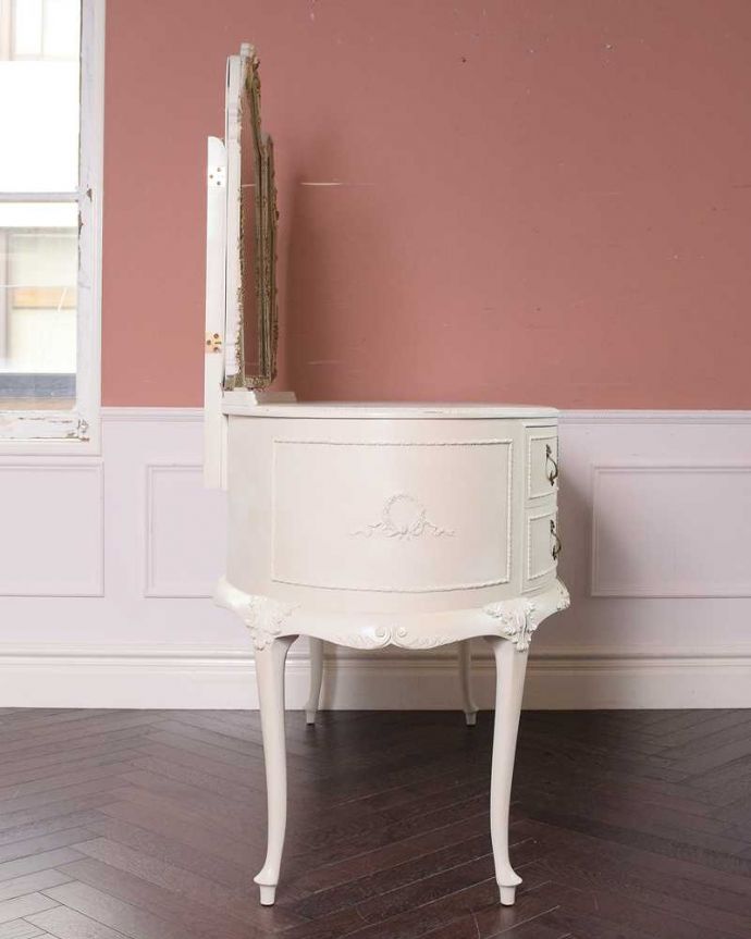 アンティークのドレッサー　アンティーク家具　アンティークのフレンチインテリア、白いフェミニンな三面鏡ドレッサー（ドレッシングチェスト）。横から見てもステキフランスらしく優雅な横顔。(d-1349-f)