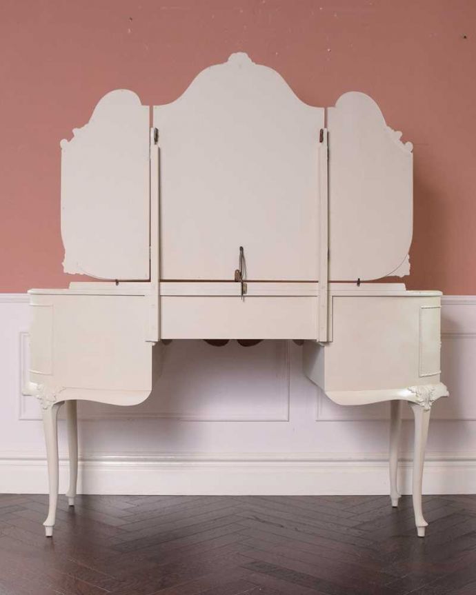 アンティークのドレッサー　アンティーク家具　アンティークのフレンチインテリア、白いフェミニンな三面鏡ドレッサー（ドレッシングチェスト）。優雅な後ろ姿アンティークは新品ではないので経年変化によるキズはありますが、専門の職人が修復したので後ろ姿もキレイです。(d-1349-f)