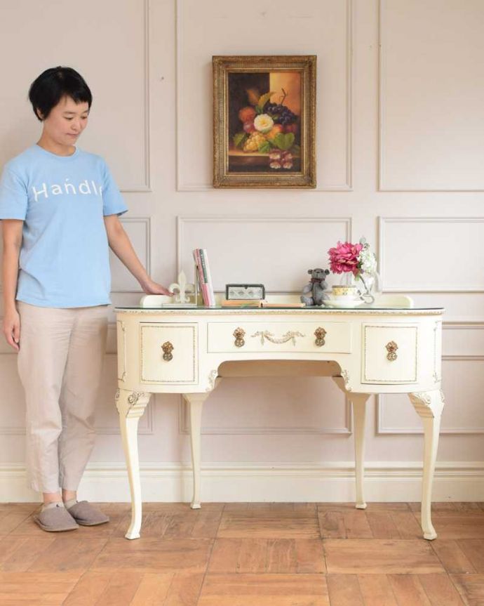 アンティークのデスク・書斎机　アンティーク家具　アンティークのフランス家具、ホワイトペイントのデスク（ガラス天板）。いつでもお姫様気分。(d-1350-f)