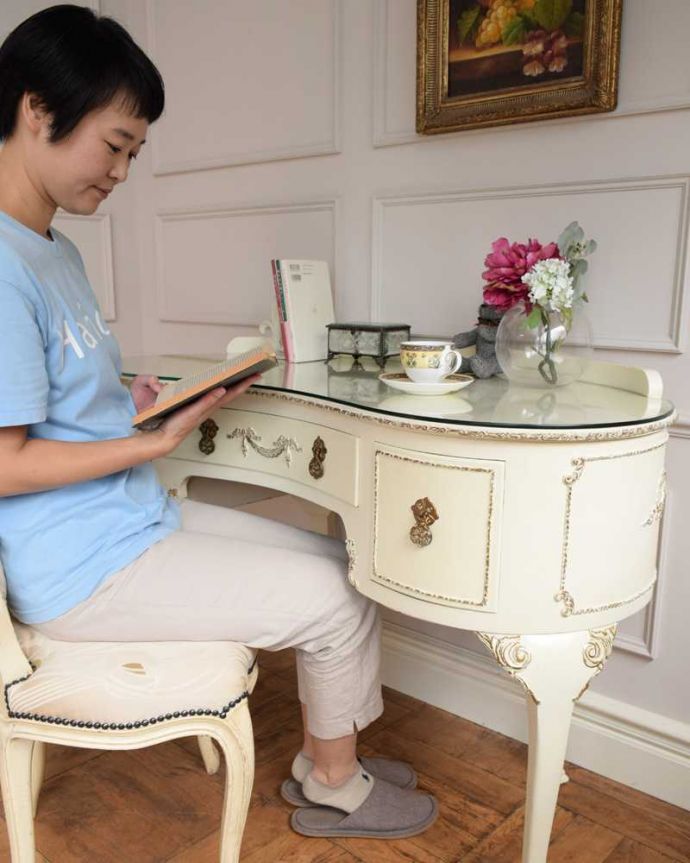 アンティークのデスク・書斎机　アンティーク家具　アンティークのフランス家具、ホワイトペイントのデスク（ガラス天板）。座るだけで女子力をUPさせてくれますここに座るだけでフランス気分。(d-1350-f)