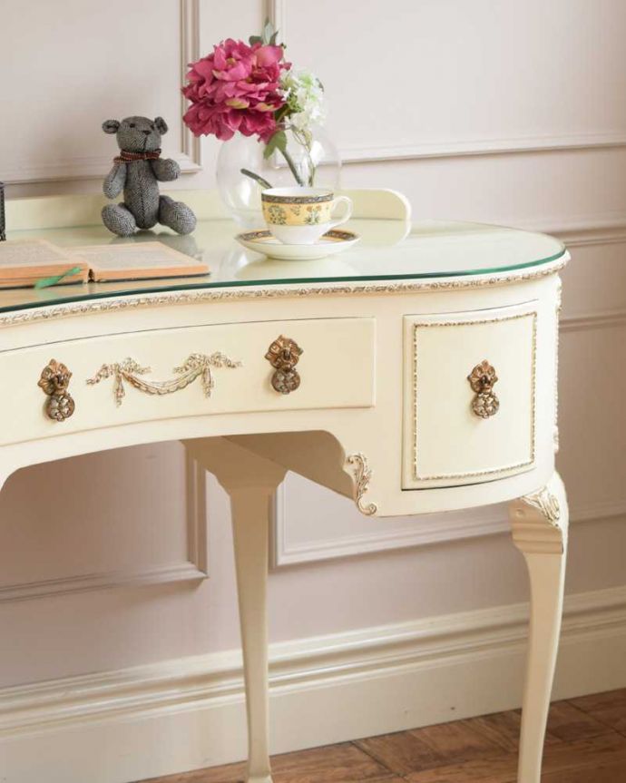 アンティークのデスク・書斎机　アンティーク家具　アンティークのフランス家具、ホワイトペイントのデスク（ガラス天板）。自分だけのヒミツを収納引き出しもたくさんあるから収納としても便利な家具。(d-1350-f)